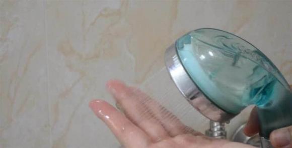 vòi hoa sen, kem đánh răng, mẹo hay