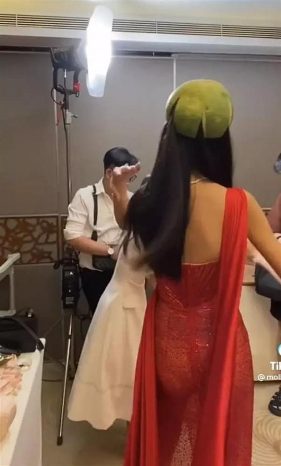 a-hau-bao-ngoc-duoc-trao-tiara-gia-chi-0-dong-nhin-co-catwalk-ma-ai-cung-cuoi-bo-4-ngoisaovn-w603-h1000 2