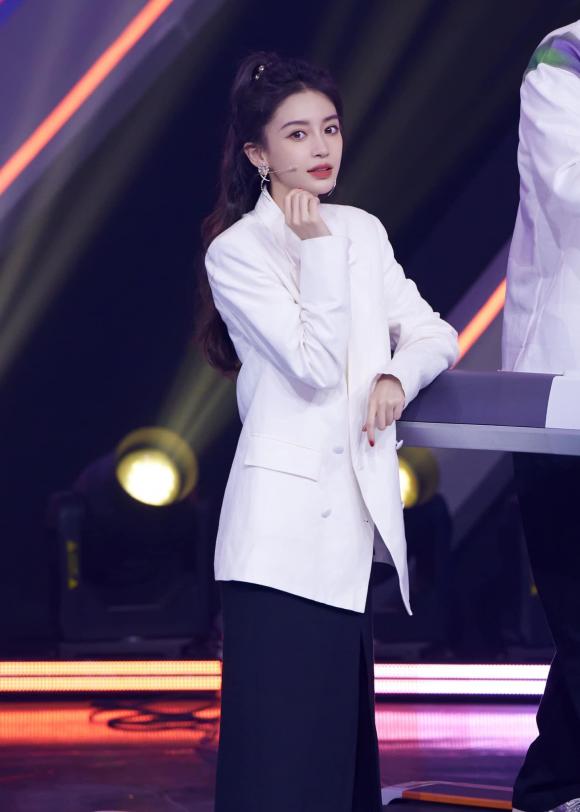 Angelababy cùng dàn khách mời 'quẩy' cực sung theo nhạc của Hoàng Thùy Linh trong show truyền hình