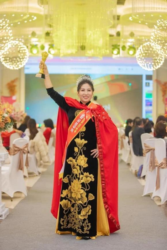 Mẹ Hoa hậu Phạm Hương khoe dung mạo xuất chúng đăng quang tại một cuộc thi nhan sắc, sự thật là gì?
