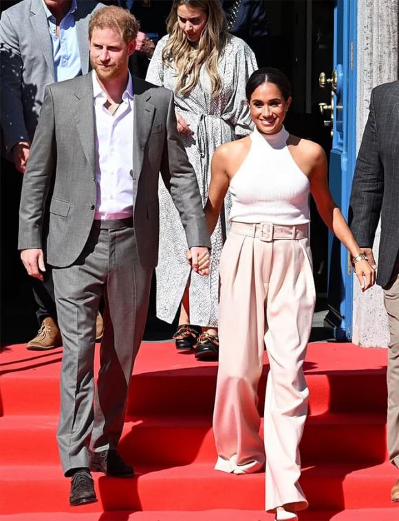 Meghan, Meghan rạng rỡ tại Dusseldorf sau những chỉ trích, sao Hollywood