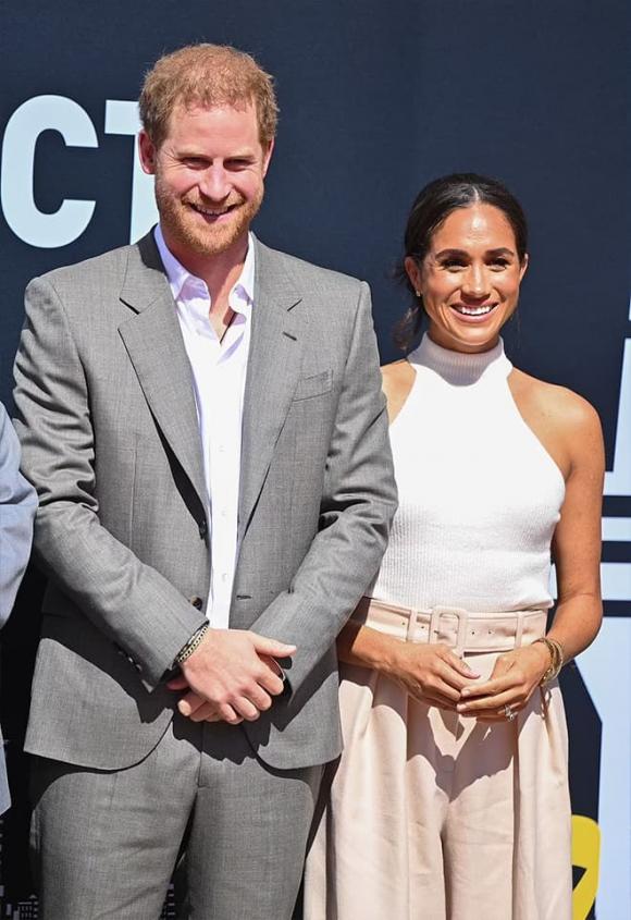 Meghan, Meghan rạng rỡ tại Dusseldorf sau những chỉ trích, sao Hollywood