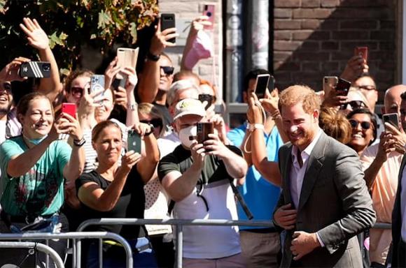 Meghan, Meghan rạng rỡ tại Dusseldorf sau những chỉ trích, sao Hollywood