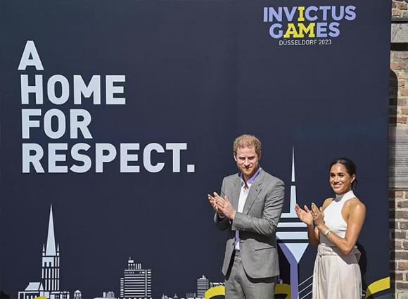 Meghan, Meghan rạng rỡ tại Dusseldorf sau những chỉ trích, sao Hollywood