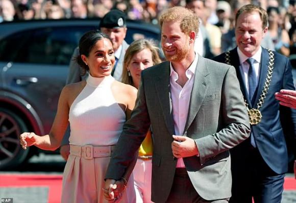 Meghan, Meghan rạng rỡ tại Dusseldorf sau những chỉ trích, sao Hollywood