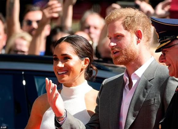 Meghan, Meghan rạng rỡ tại Dusseldorf sau những chỉ trích, sao Hollywood