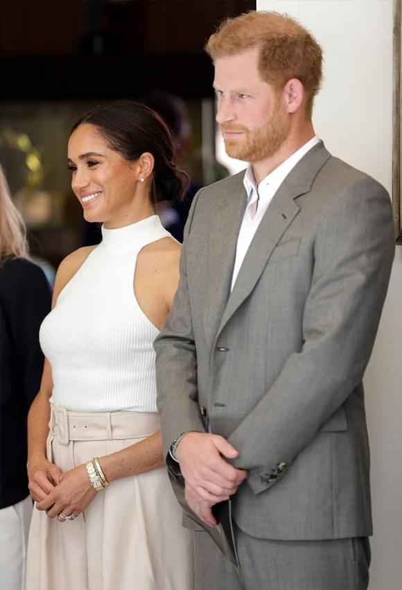 Meghan, Meghan rạng rỡ tại Dusseldorf sau những chỉ trích, sao Hollywood