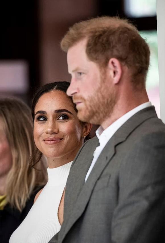 Meghan, Meghan rạng rỡ tại Dusseldorf sau những chỉ trích, sao Hollywood