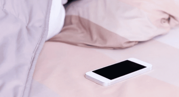 đi ngủ với điện thoại bên cạnh, sử dụng điện thoại khi đi ngủ, để điện thoại trên giường, dùng điện thoại vào ban đêm, thói quen xấu