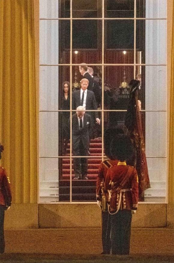 Vua Charles, Vua Charles cùng Hoàng tử Harry và Meghan Markle đứng chung khung hình, sao Hollywood 