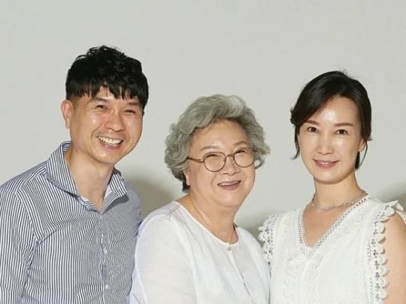 Chân dung mẹ, cùng anh ruột và chị dâu của Park Soo Hong.
