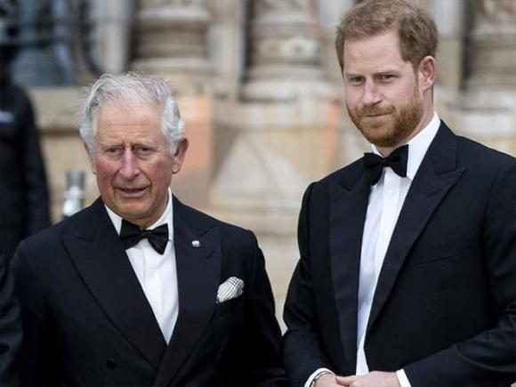 Vua Charles, Vua Charles cùng Hoàng tử Harry và Meghan Markle đứng chung khung hình, sao Hollywood 