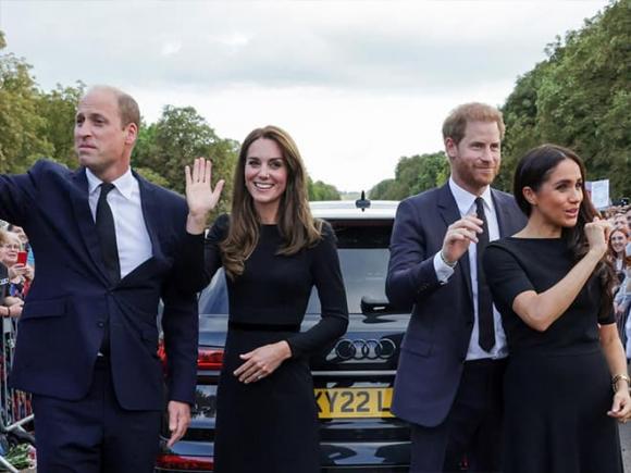 Vua Charles, Vua Charles cùng Hoàng tử Harry và Meghan Markle đứng chung khung hình, sao Hollywood 