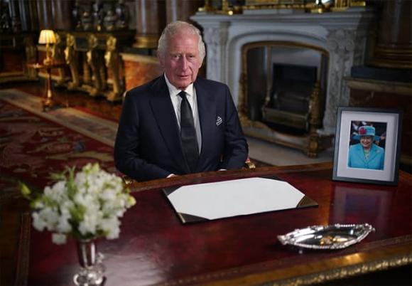 Vua Charles, Vua Charles cùng Hoàng tử Harry và Meghan Markle đứng chung khung hình, sao Hollywood 