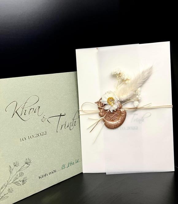 Thiết kế của thiệp cưới Liêu Hà Trinh và bạn trai được chăm chút tinh tế, từ đường nét, màu sắc cho tới chất liệu. Chắc chắn, đây là một kiệt tác nghệ thuật được phô diễn trong cuộc sống thực của chúng ta.