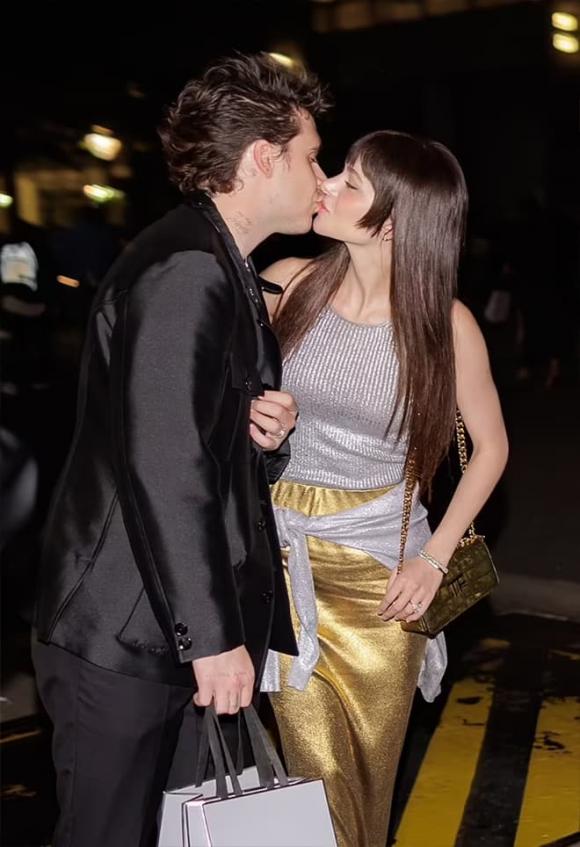 Brooklyn Beckham, Brooklyn Beckham công khai nụ hôn nồng cháy bên vợ, sao Hollywood