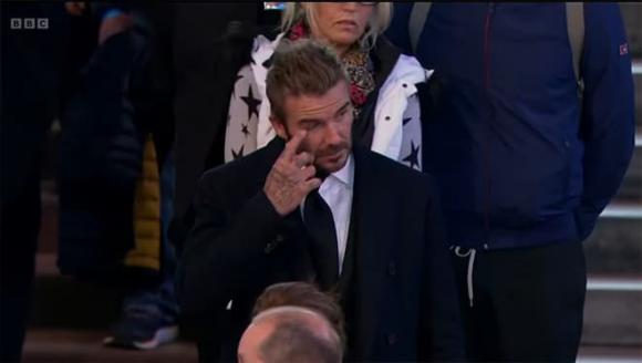Brooklyn Beckham, Brooklyn Beckham lộ ảnh giường chiếu với vợ, David rơi nước mắt, sao Hollywood