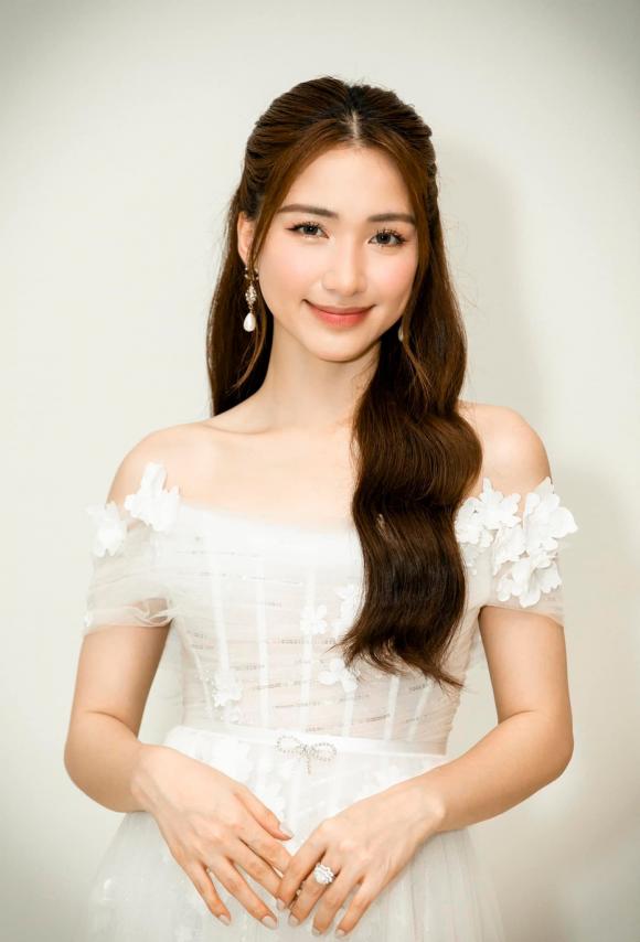 Hòa Minzy, chị gái Hòa Minzy, chị Kính Hồng