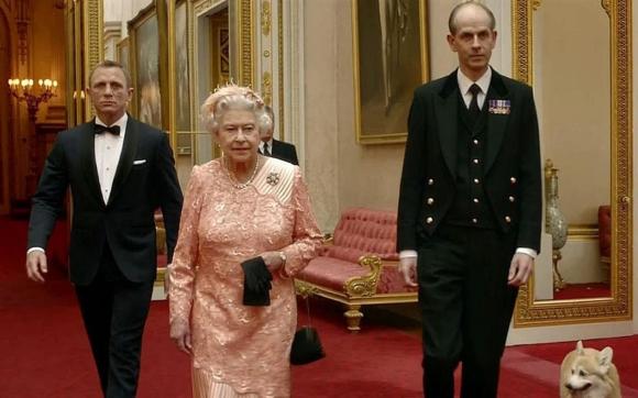 Nữ hoàng Elizabeth II, hoàng gia anh, người hầu, cận thần