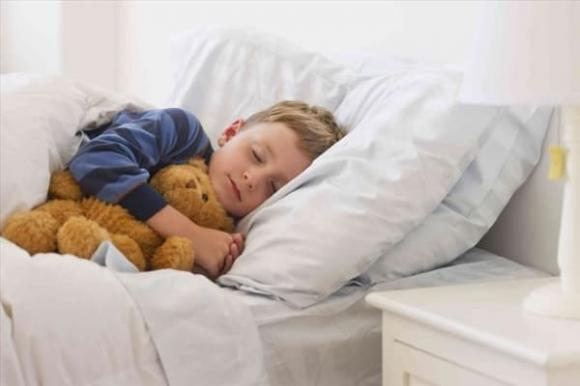 Khi trẻ gặp phải ba trường hợp này, cần nhanh chóng cho trẻ ngủ giường riêng, nếu không có thể quá muộn