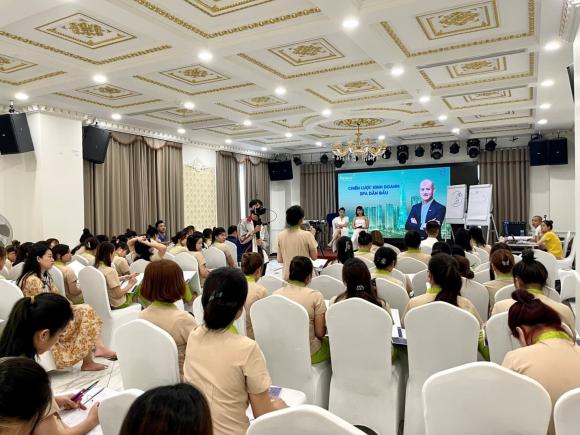 CEO Thơm Ngô, Giám đốc Nguyễn Thị Thơm, MHappy