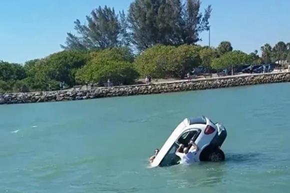 thoát hiểm, kỹ năng thoát hiểm, xe hơi rơi xuống nước