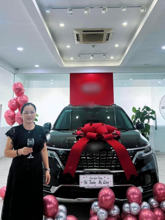 Hòa Minzy mua xe tặng bố mẹ