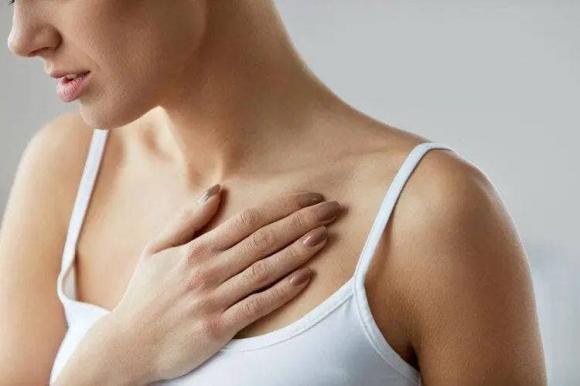 ngực lép, bệnh về ngực, ngực không cân xứng