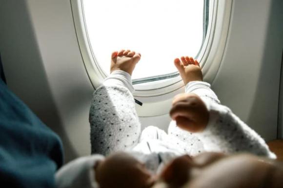 chăm con, trẻ đi máy bay, trẻ đi du lịch bằng máy bay, bí kíp cho trẻ không khóc khi đi máy bay