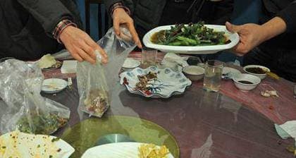 quy định của nhà hàng, nhân viên không được sử dụng đồ thừa, đồ thừa của nhà hàng