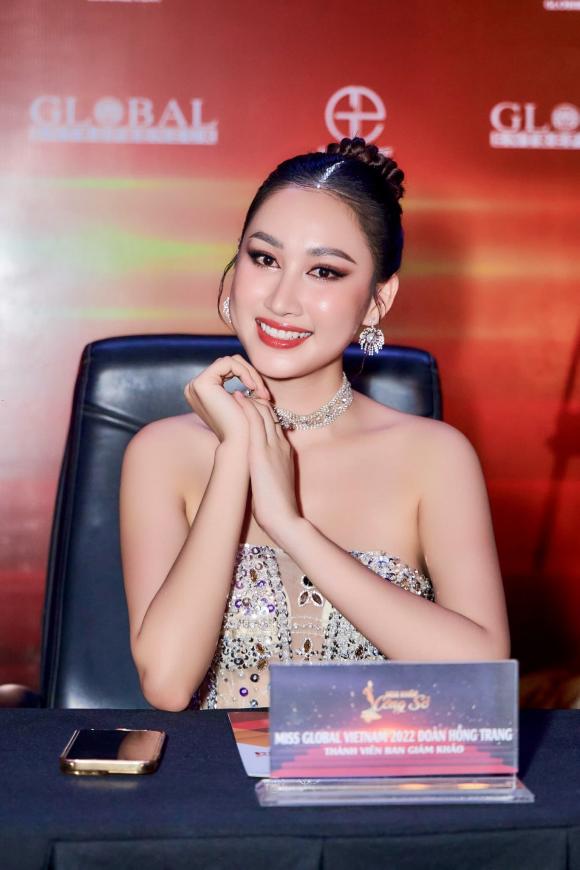 Hoa hậu Đoàn Hồng Trang, Hoa khôi công sở, NTK Tommy Nguyễn