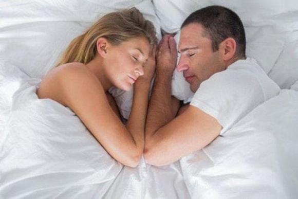 tư thế ngủ tốt cho sức khỏe, tư thế ngủ của vợ chồng, Năm tư thế ngủ cho các cặp vợ chồng,