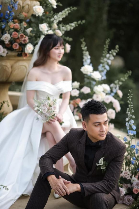 Bức ảnh cưới của diễn viên Ngọc Thuận kèm vợ kém 17 tuổi khiến chúng ta phải trầm trồ vì sự thăng hoa trong tình yêu đầy ngọt ngào. Bộ ảnh lãng mạn sẽ cho bạn cảm giác như đang ngắm chính câu chuyện tình yêu của đó.