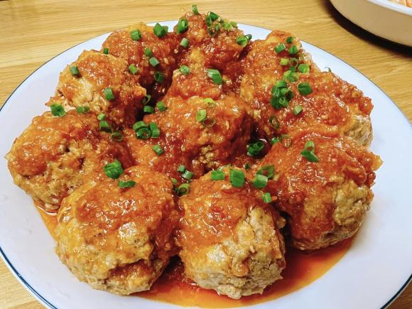 thịt bọc trứng cút sốt cà chua, công thức thịt bọc trứng cút sốt cà chua, món ngon từ thịt heo
