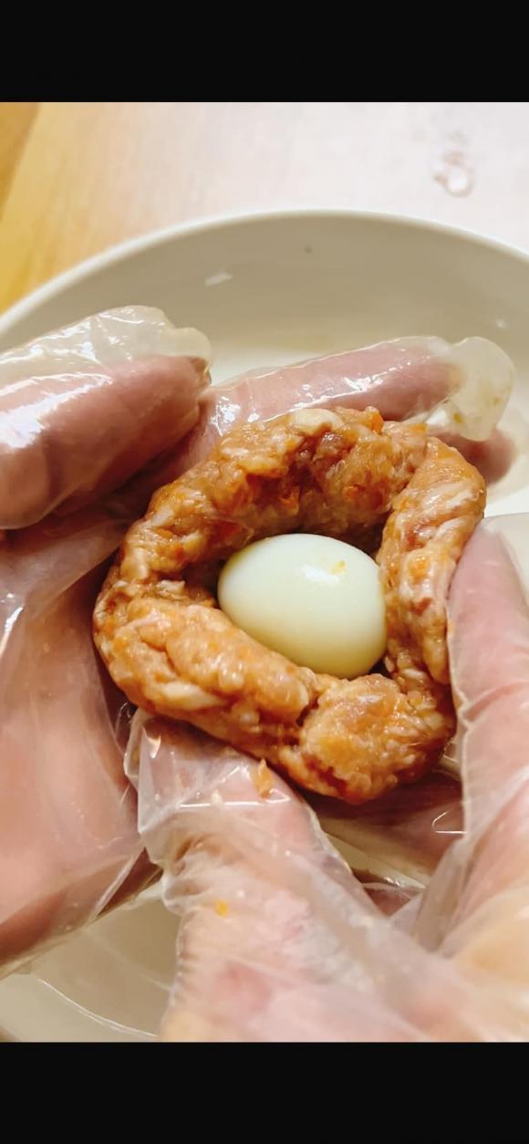 thịt bọc trứng cút sốt cà chua, công thức thịt bọc trứng cút sốt cà chua, món ngon từ thịt heo