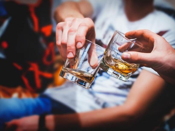 những người xấu trên bàn rượu, cách nhận biết kẻ muốn dở trò trên bàn rượu, lưu ý trong bữa tiệc rượu