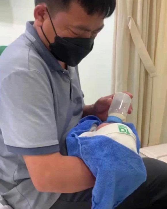 đi sinh con, bố đưa con gái đi sinh, sinh con