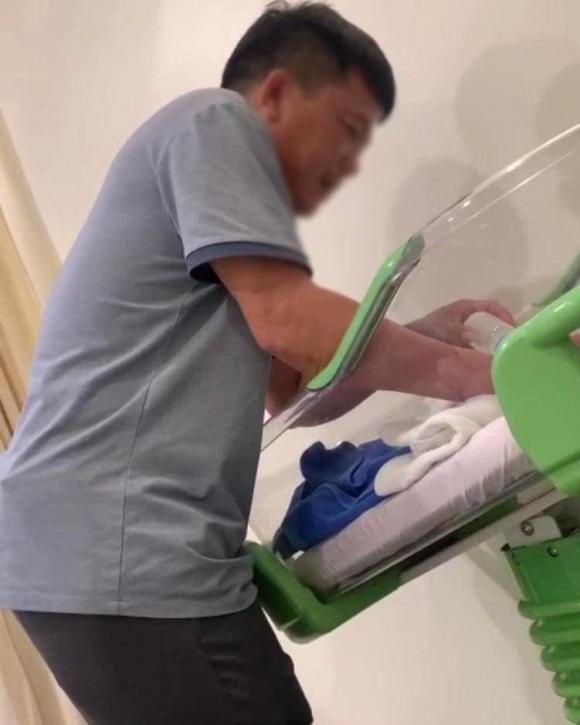 đi sinh con, bố đưa con gái đi sinh, sinh con