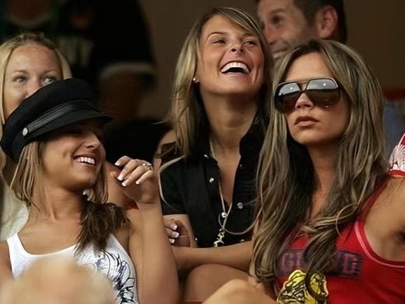 Các bà vợ xem World Cup vẫn phải ngắm lại bà xã Beckham! Năm 2006, cô diện  trang phục hot girl chiếm spotlight với thần thái siêu phàm