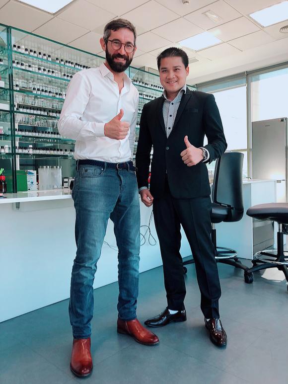 he-lo-danh-tinh-giam-khao-trong-dem-chung-ket-hoa-hau-viet-nam-2022 (1).jpg 0 Hoa hậu Việt Nam 2022, Charme Perfume, Ông Võ Sỹ Đạt