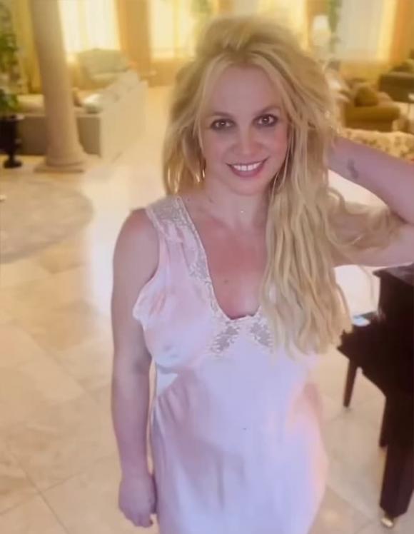 Britney Spears , Britney Spears mỉa mai, chỉ trích một người nổi tiếng, sao Hollywood