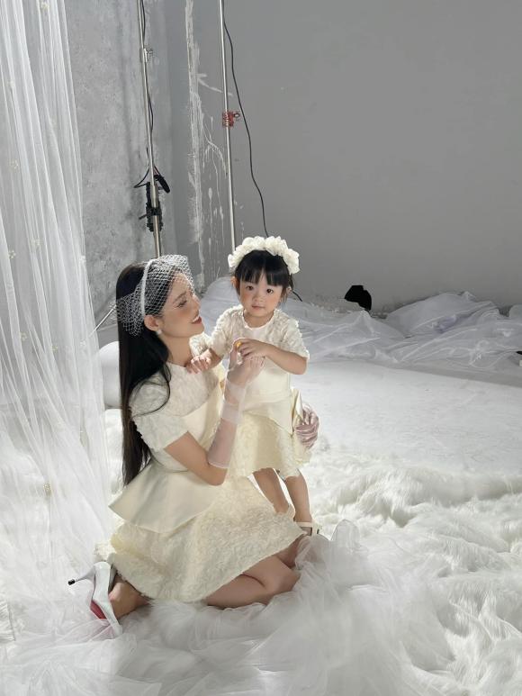 Con gái Trương Mỹ Nhân trổ tài làm mẫu ảnh, Phí Ngọc Hưng có hành động ngọt ngào dành cho vợ con