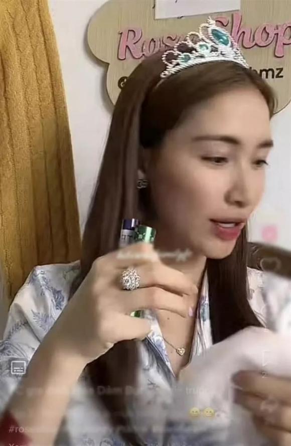 Hòa Minzy tấu hài với màn tháo vội nhẫn kim cương siêu khủng trên sóng livestream bán hàng