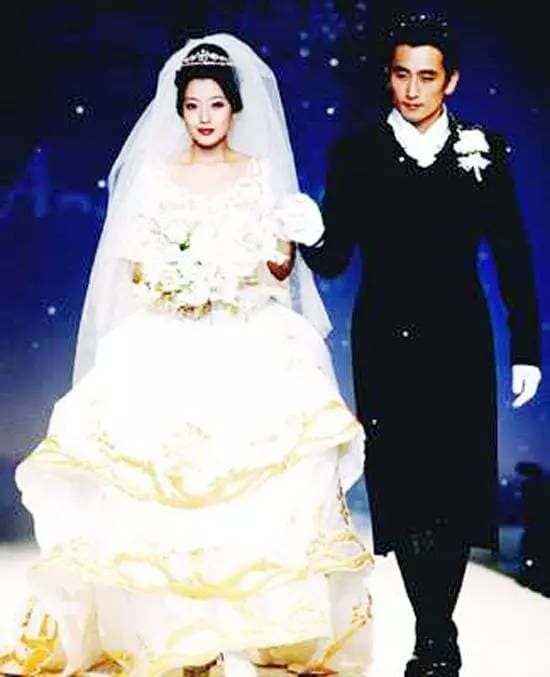 Từng mặc áo cưới sánh đôi cùng 'Ông trùm màn ảnh Hàn', Kim Hee Sun cho thấy diện mạo bất biến ngày hội ngộ đàn anh