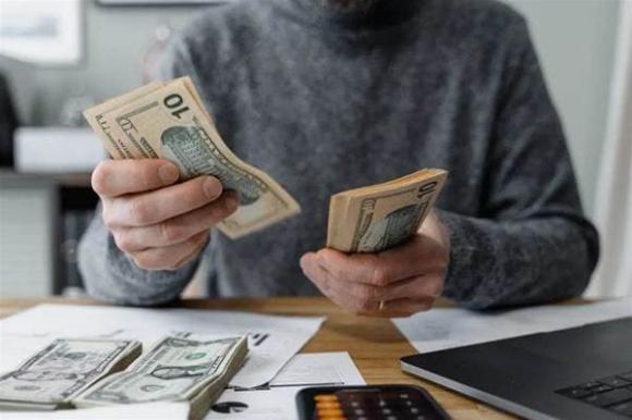 rút tiền, người già, ngân hàng, cất giữ tiền