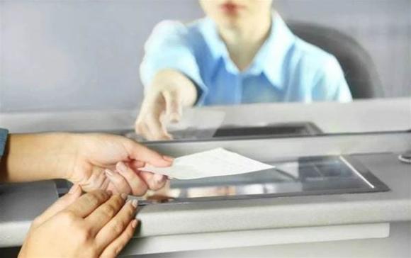 rút tiền, người già, ngân hàng, cất giữ tiền