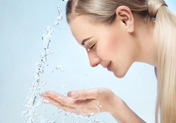 rửa mặt, làm sạch mặt, rửa mặt bằng nước lạnh, rửa mặt bằng nước nóng, rửa mặt bằng nước nóng hay nước lạnh , rửa mặt mùa đông