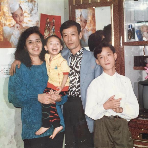 Hình ảnh Trà My Idol bên bố mẹ lúc nhỏ.