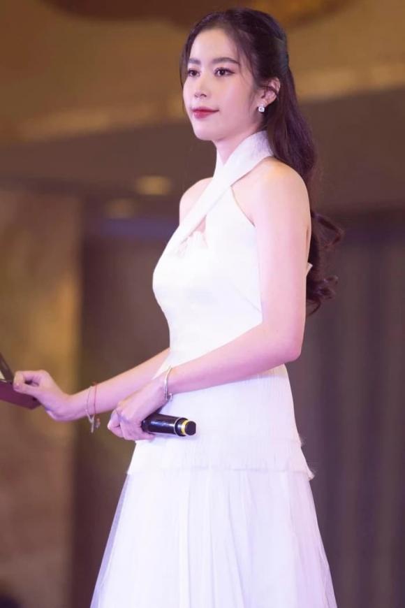 hoa khôi Nam Em, sao Việt