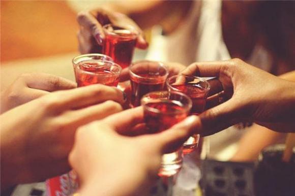 nâng ly trên bàn tiệc, nâng ly, trên bàn tiệc cần biết điều này
